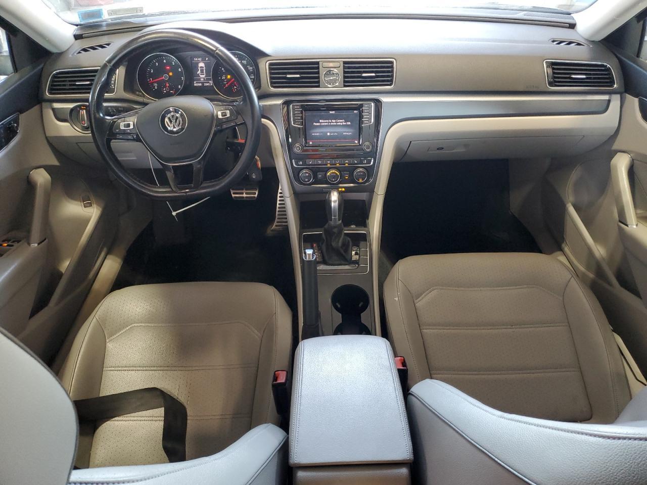 2017 VOLKSWAGEN Passat