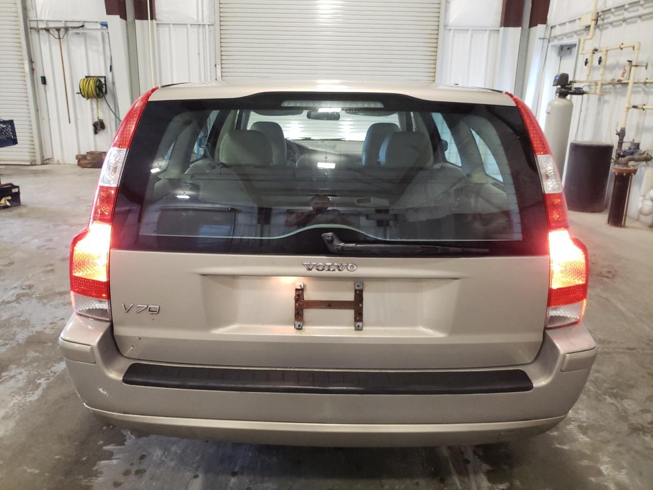 2005 VOLVO V70