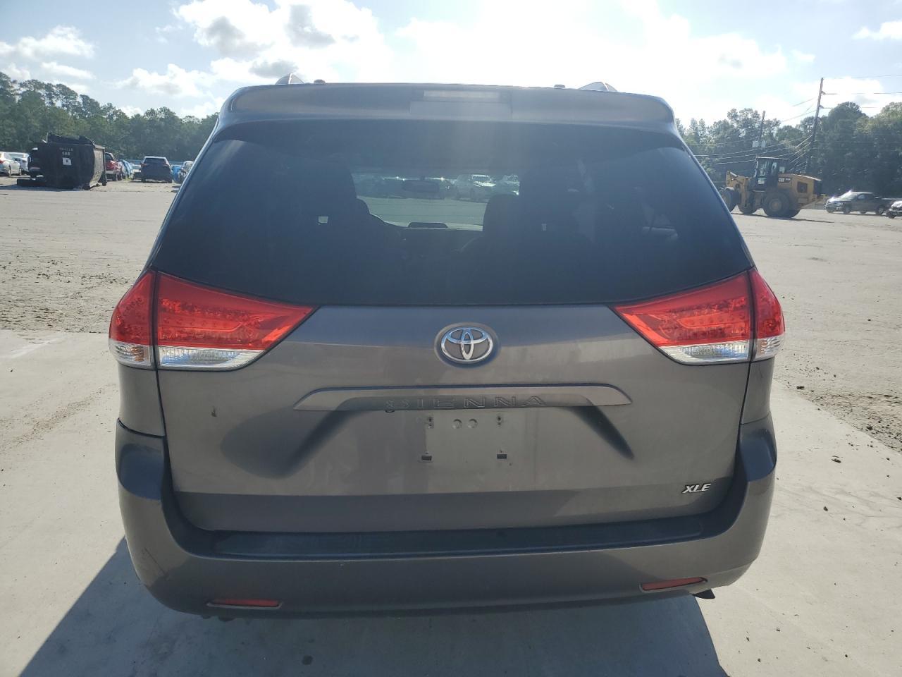 2012 TOYOTA SIENNA