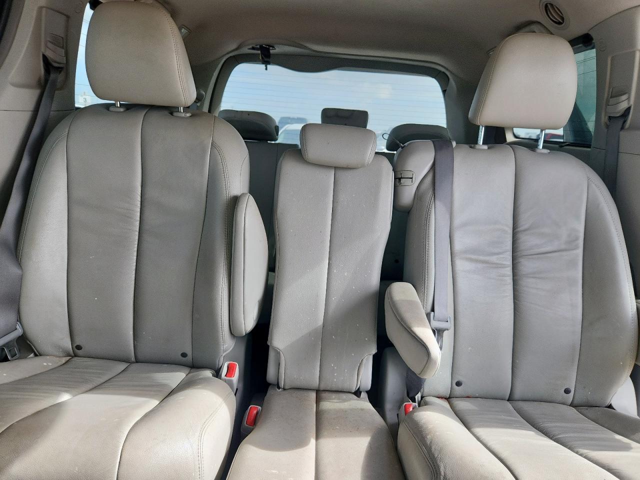 2011 TOYOTA SIENNA