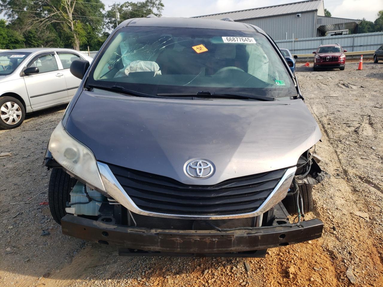 2011 TOYOTA SIENNA