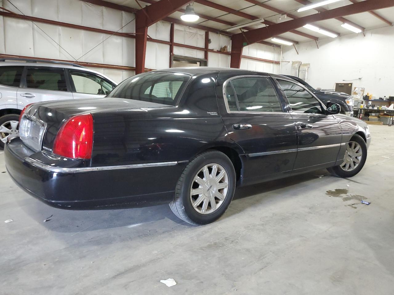 2011 LINCOLN Town Car