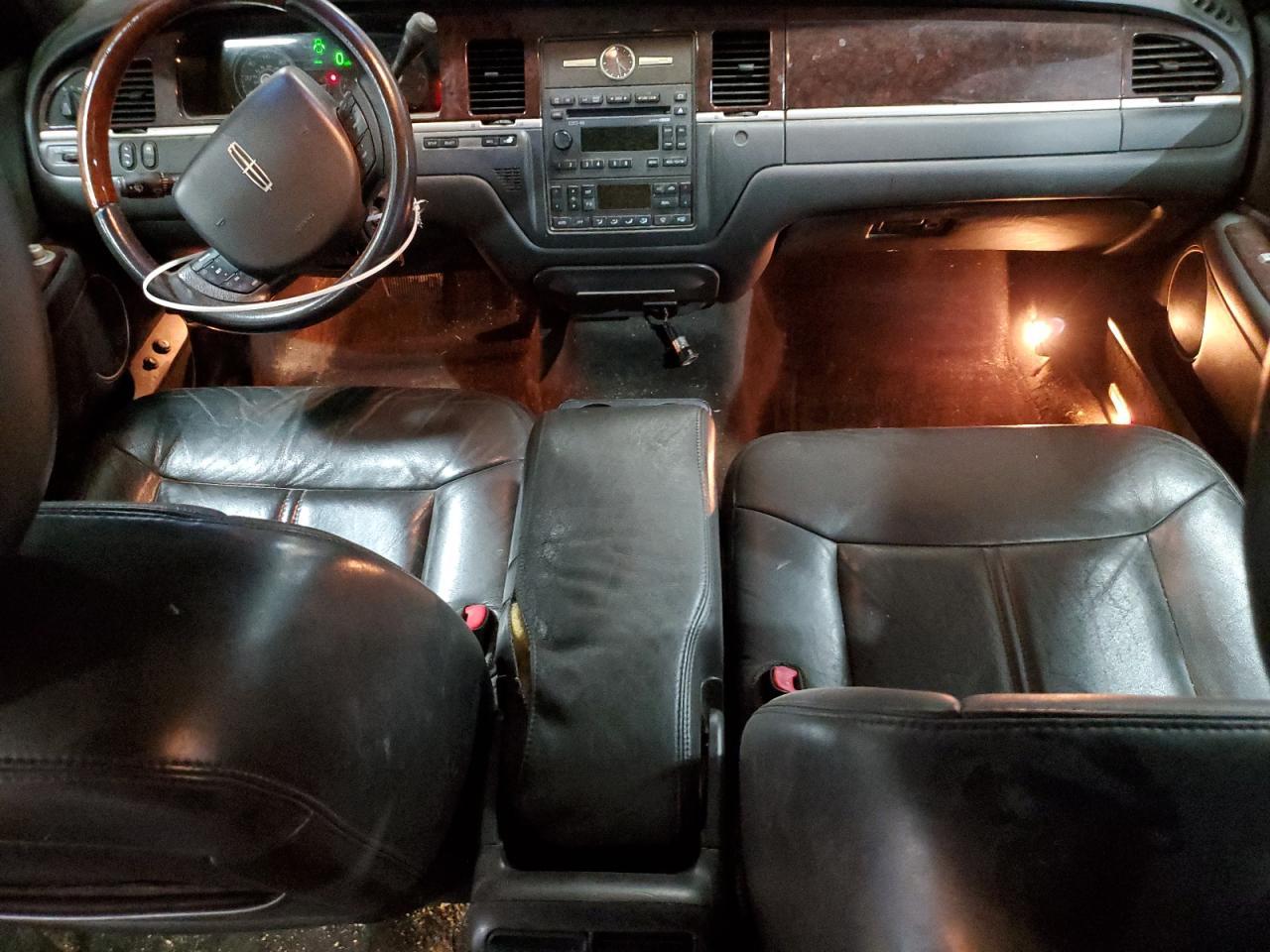 2011 LINCOLN Town Car
