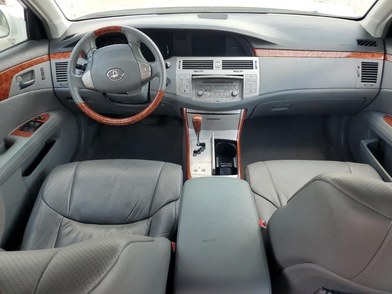 2005 TOYOTA Avalon