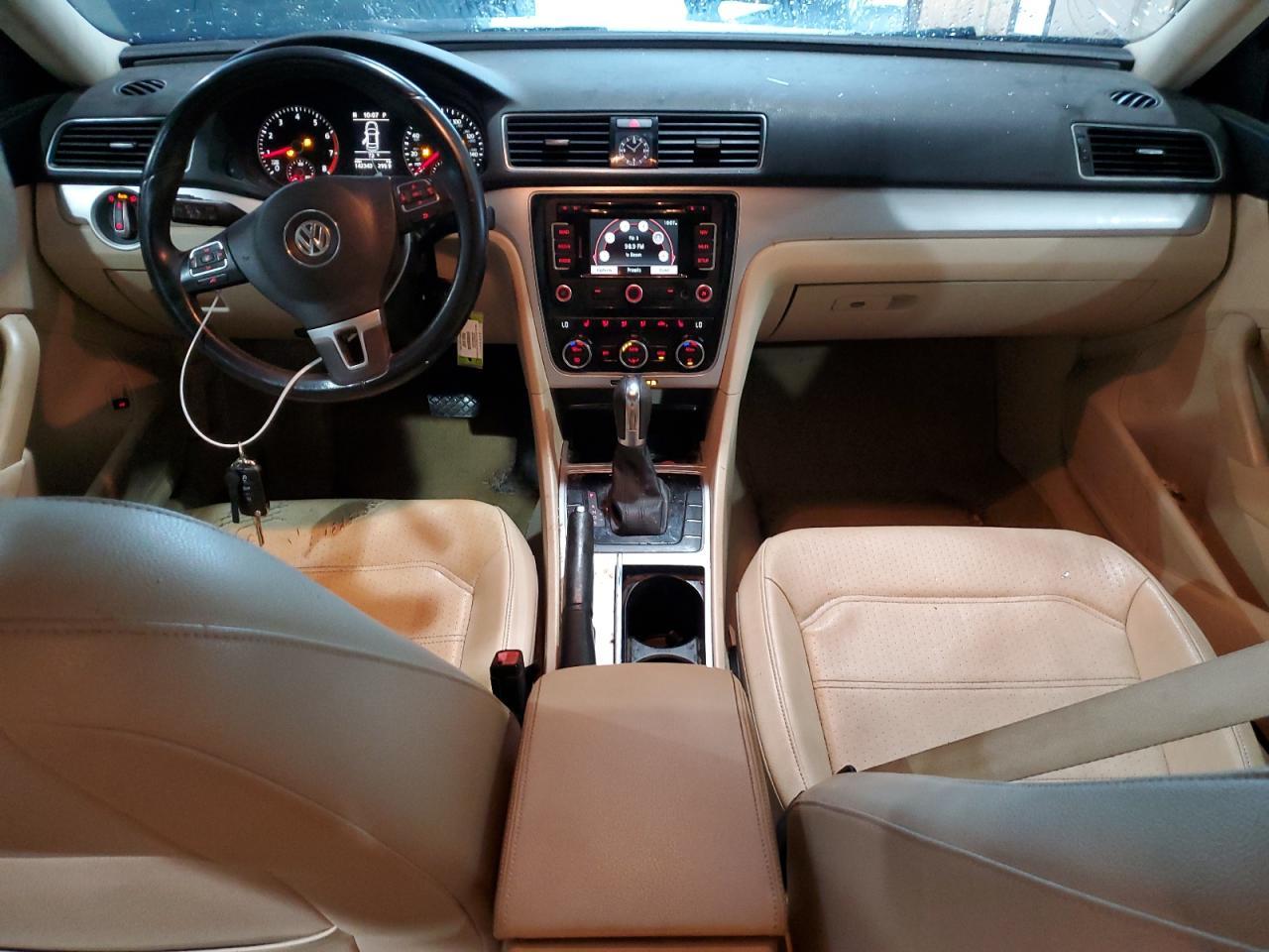 2012 VOLKSWAGEN Passat