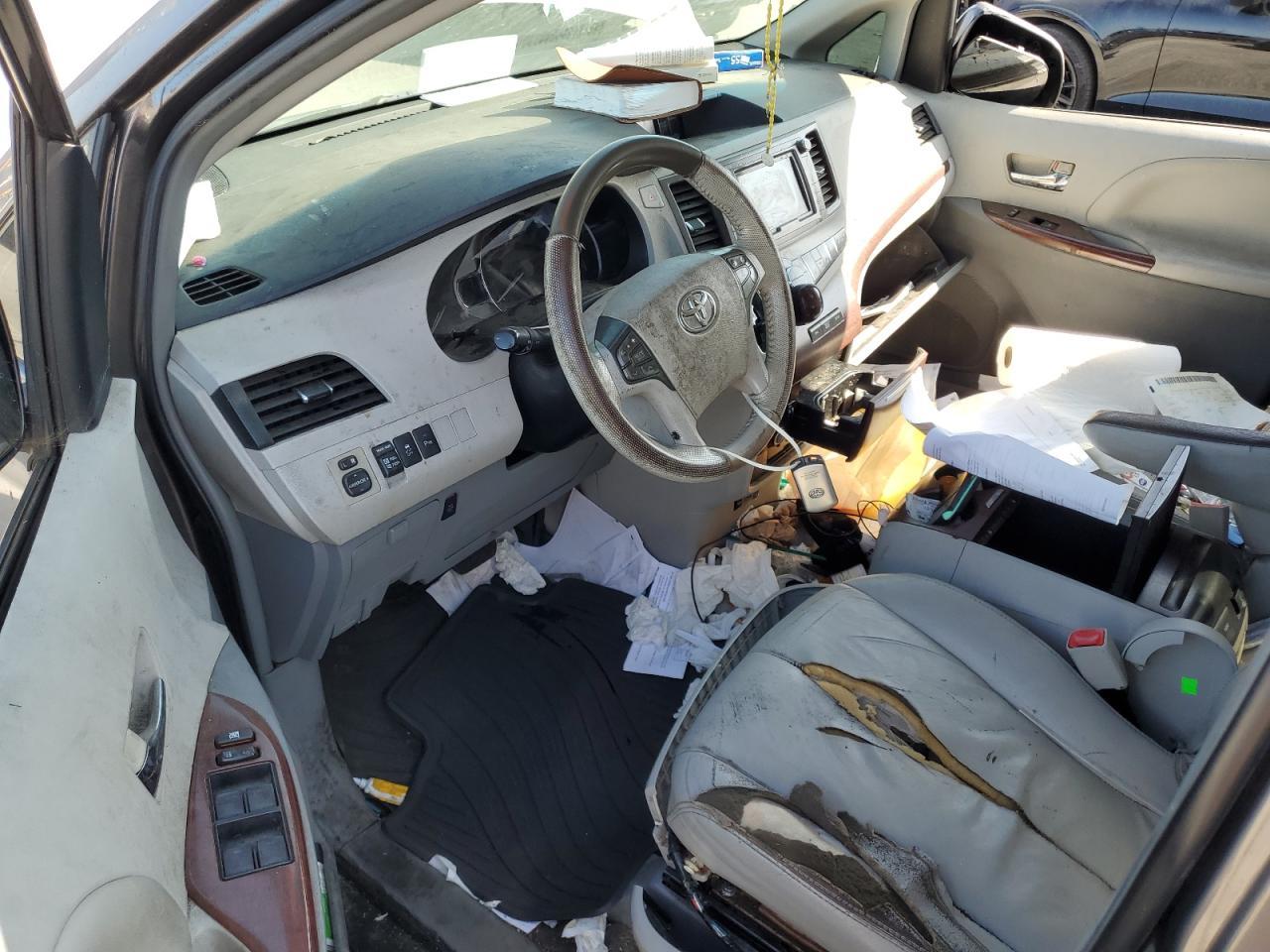 2013 TOYOTA SIENNA