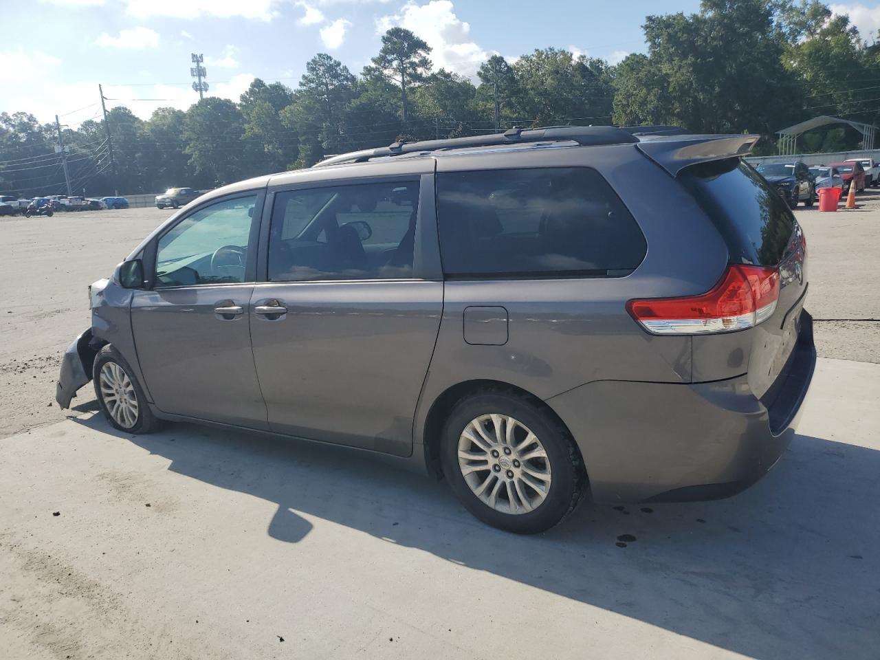 2012 TOYOTA SIENNA