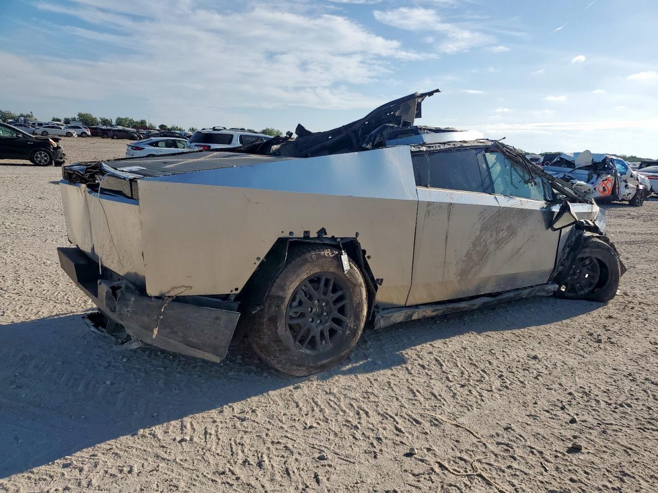 2025 TESLA Cybertruck