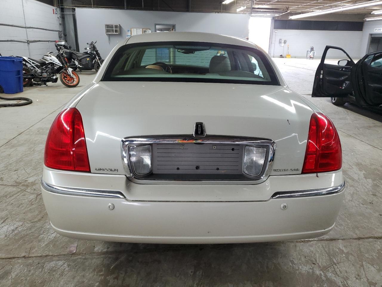 2005 LINCOLN Town Car