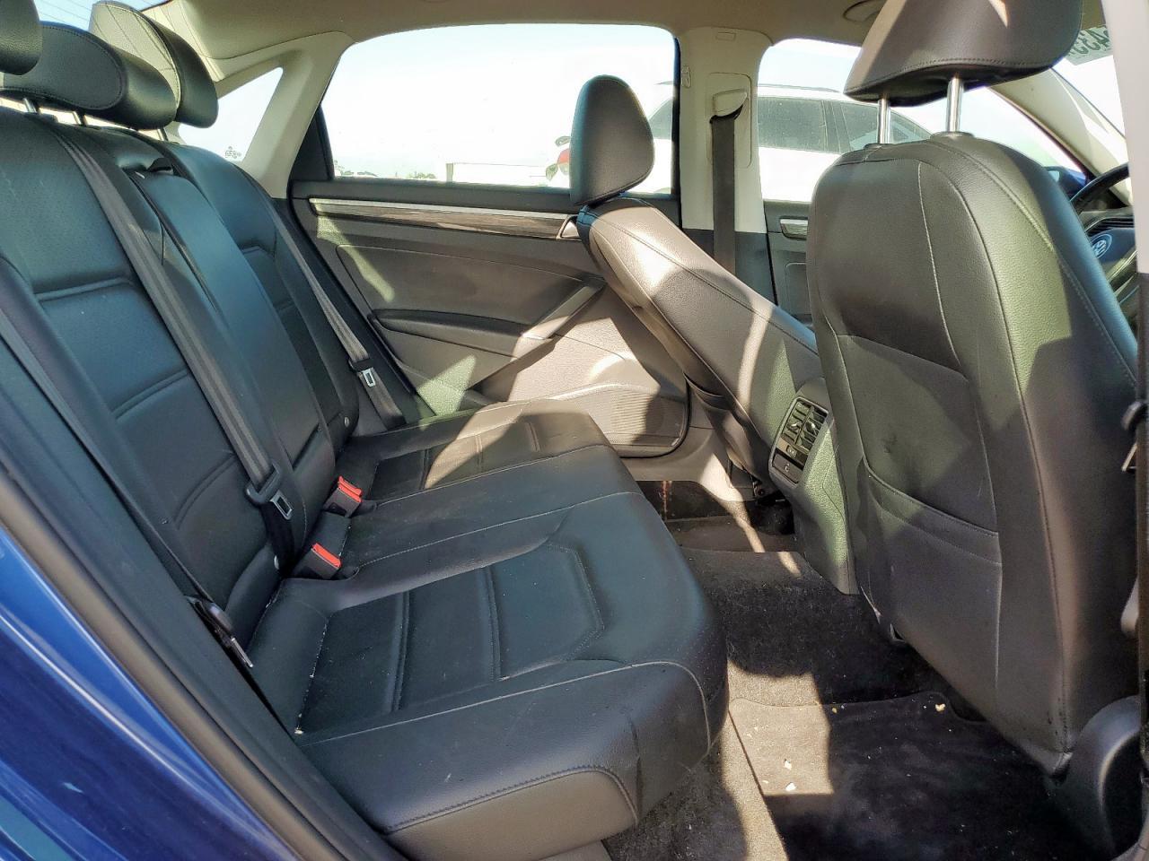 2017 VOLKSWAGEN Passat