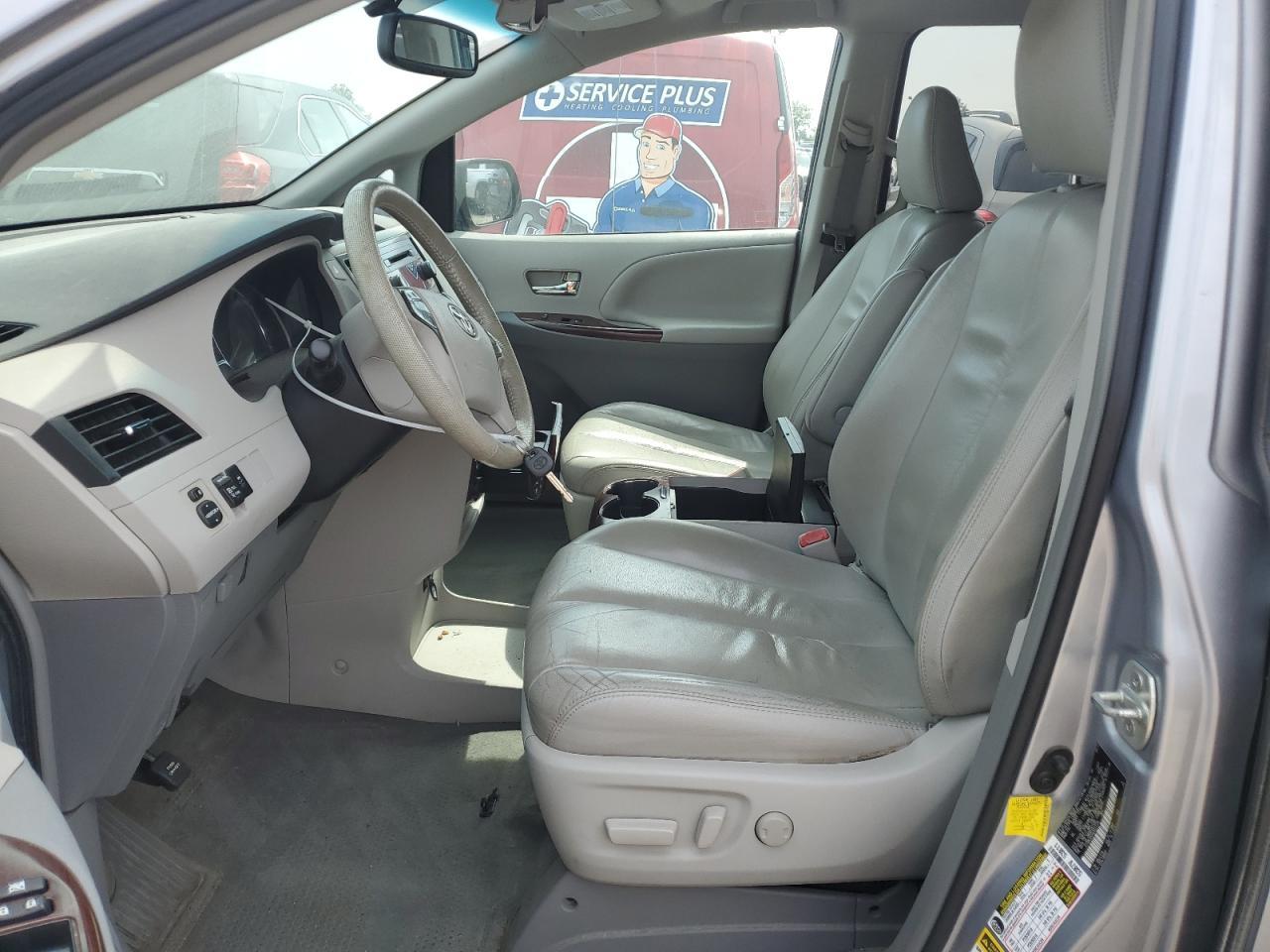 2012 TOYOTA SIENNA
