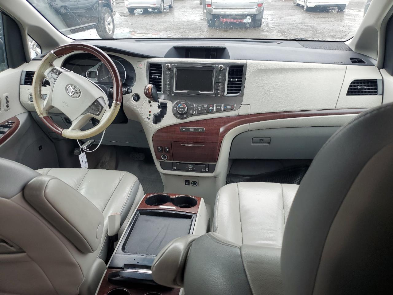2011 TOYOTA SIENNA