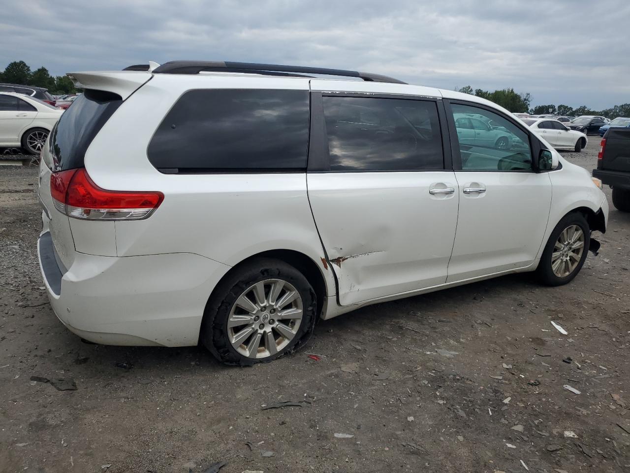 2011 TOYOTA SIENNA