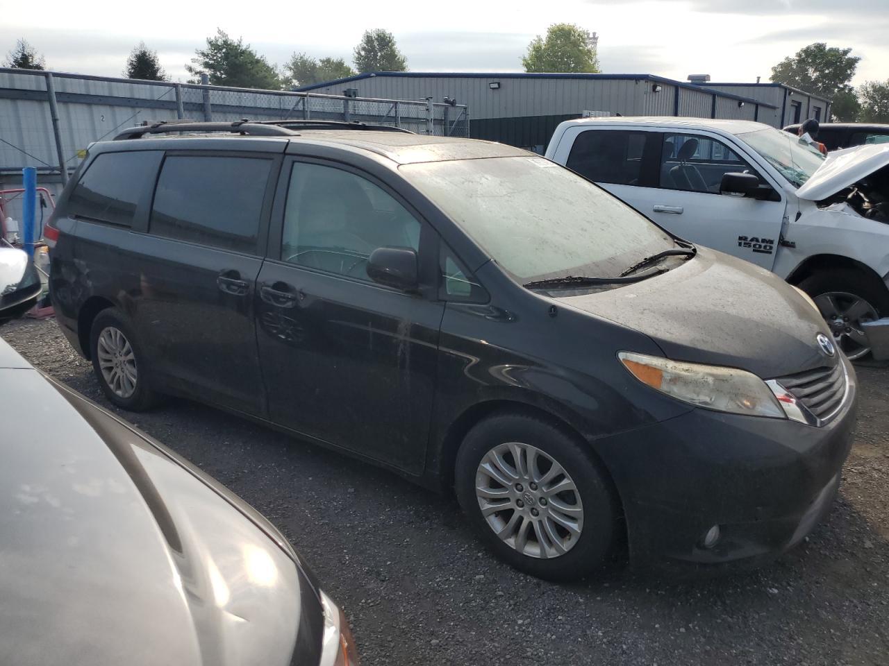 2011 TOYOTA SIENNA