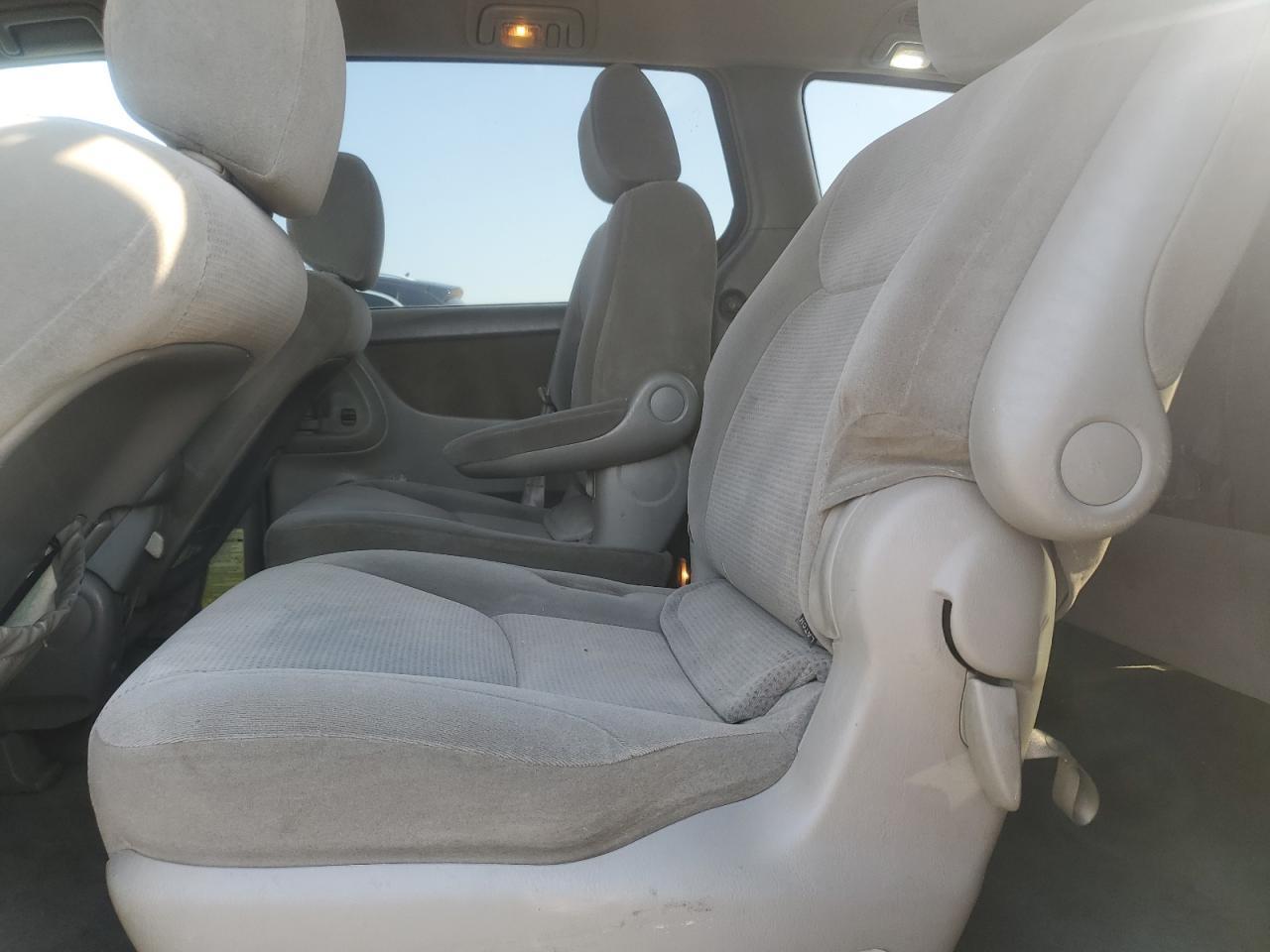 2004 TOYOTA SIENNA