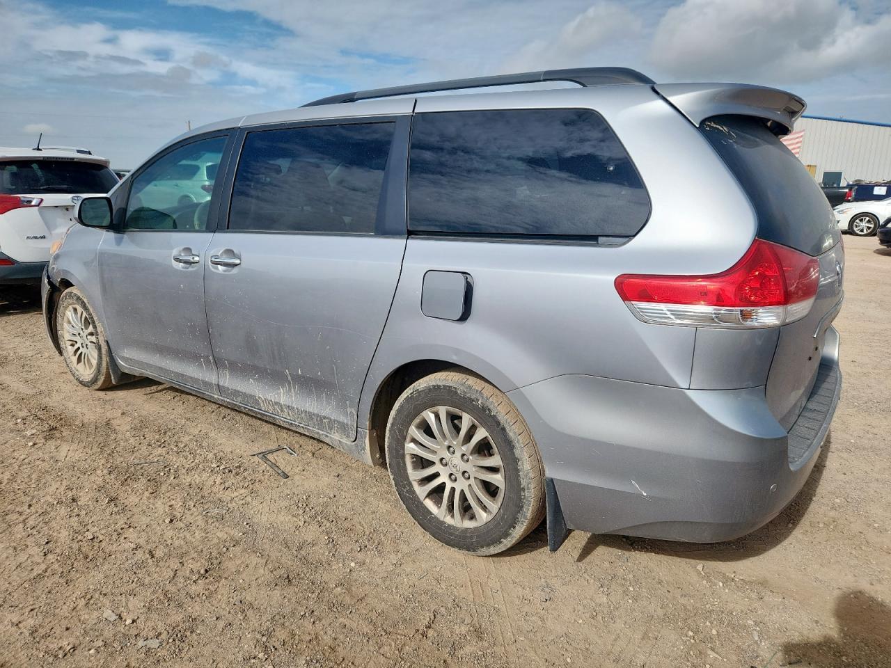 2011 TOYOTA SIENNA
