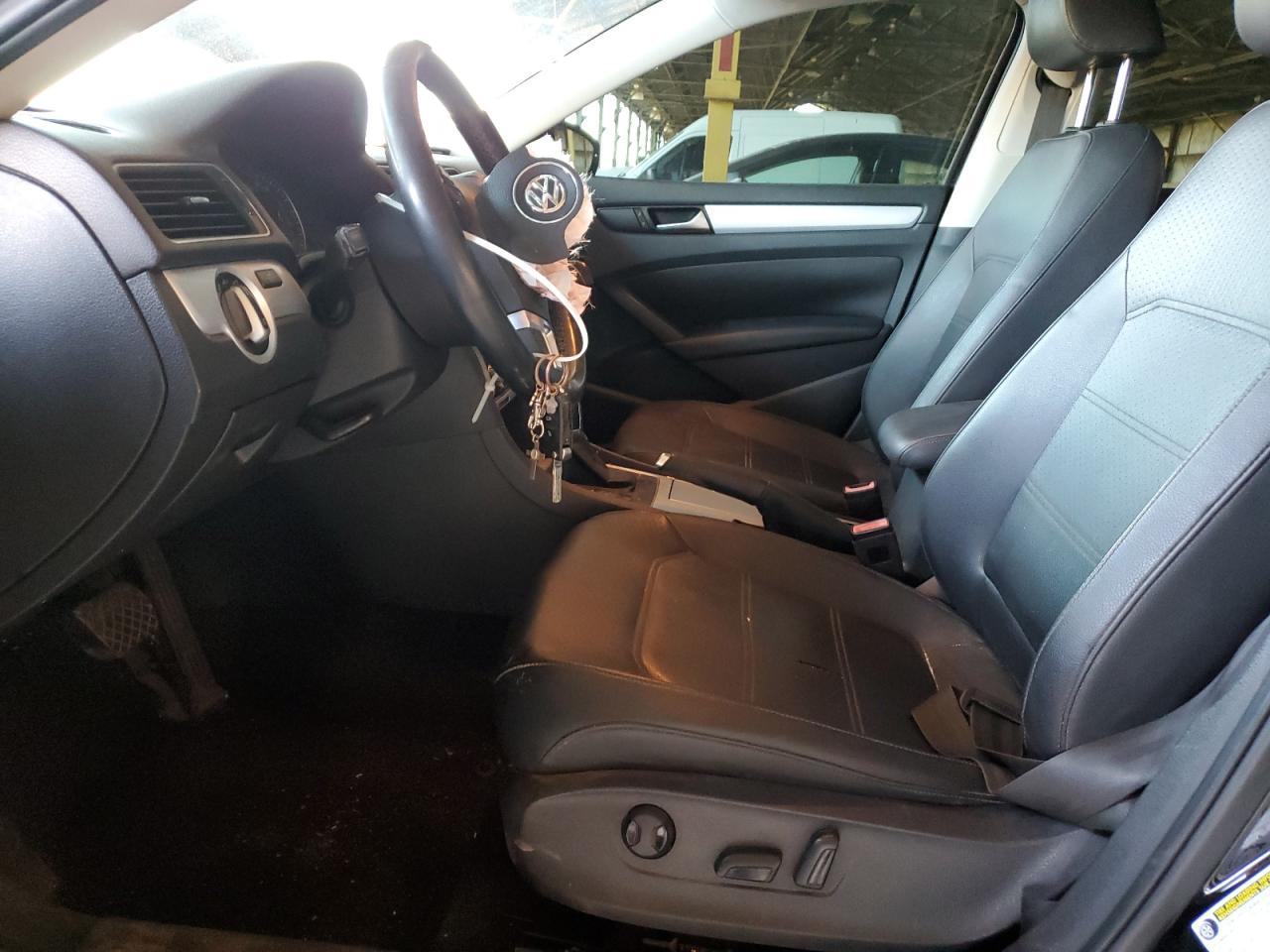 2012 VOLKSWAGEN Passat