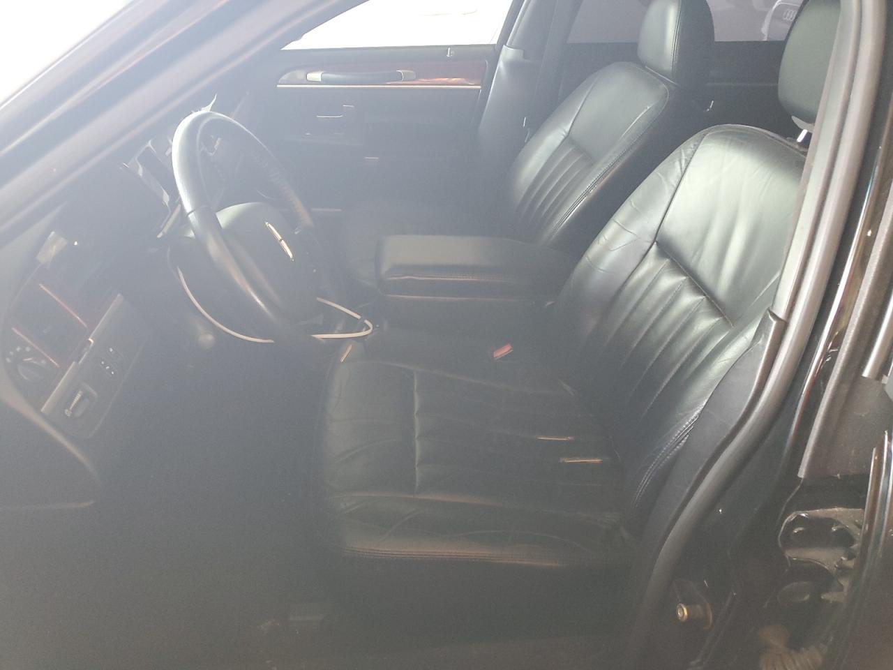 2005 LINCOLN Town Car