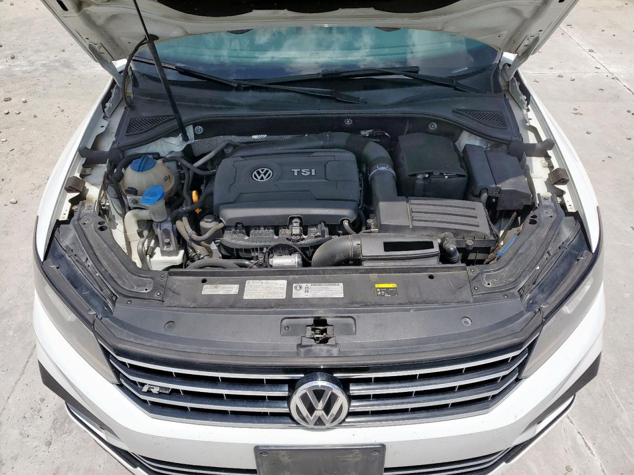 2017 VOLKSWAGEN Passat