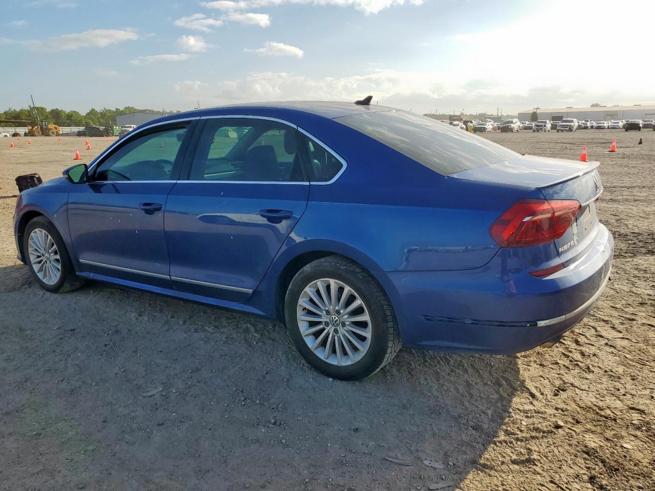 2017 VOLKSWAGEN Passat