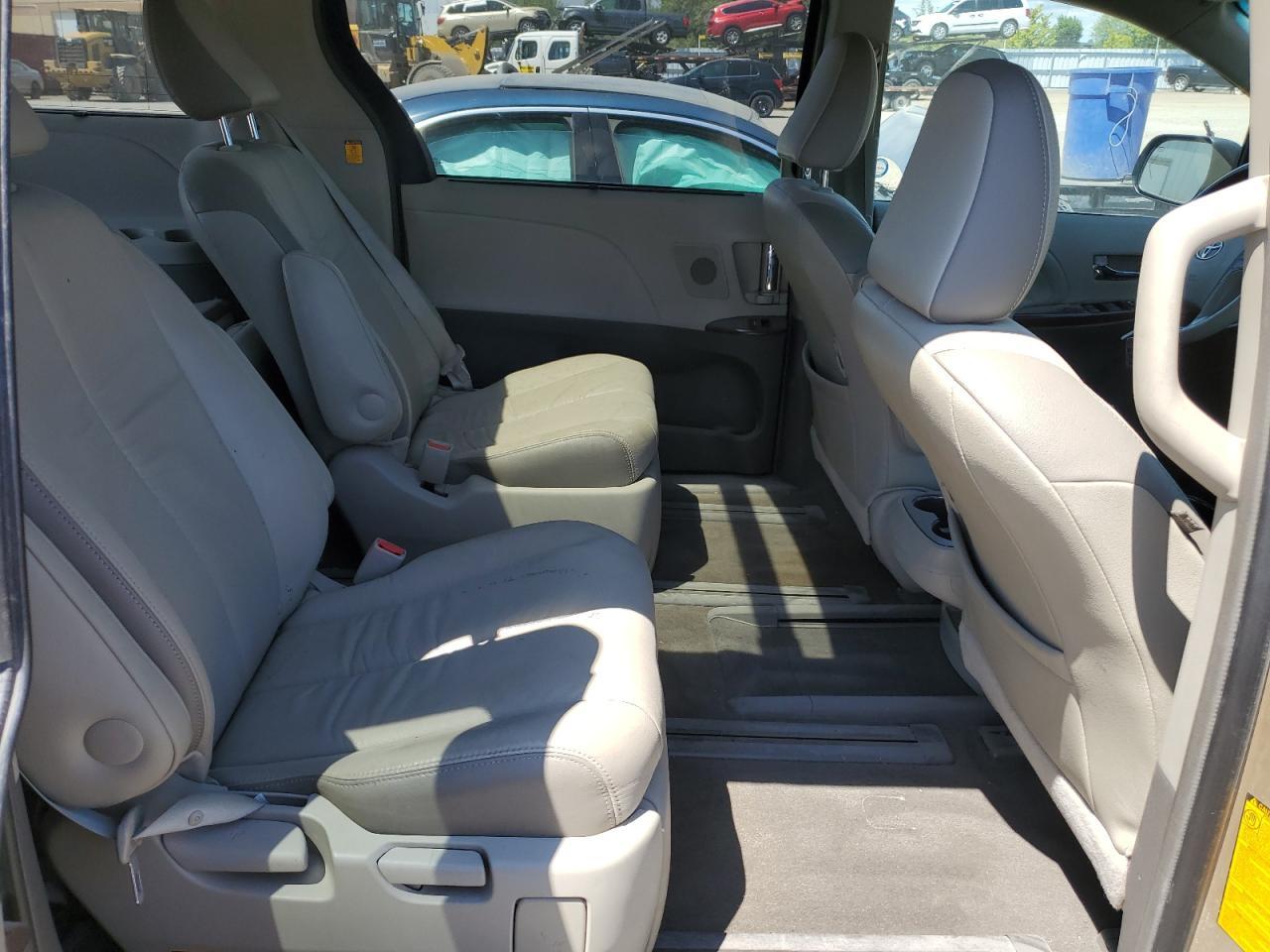 2012 TOYOTA SIENNA