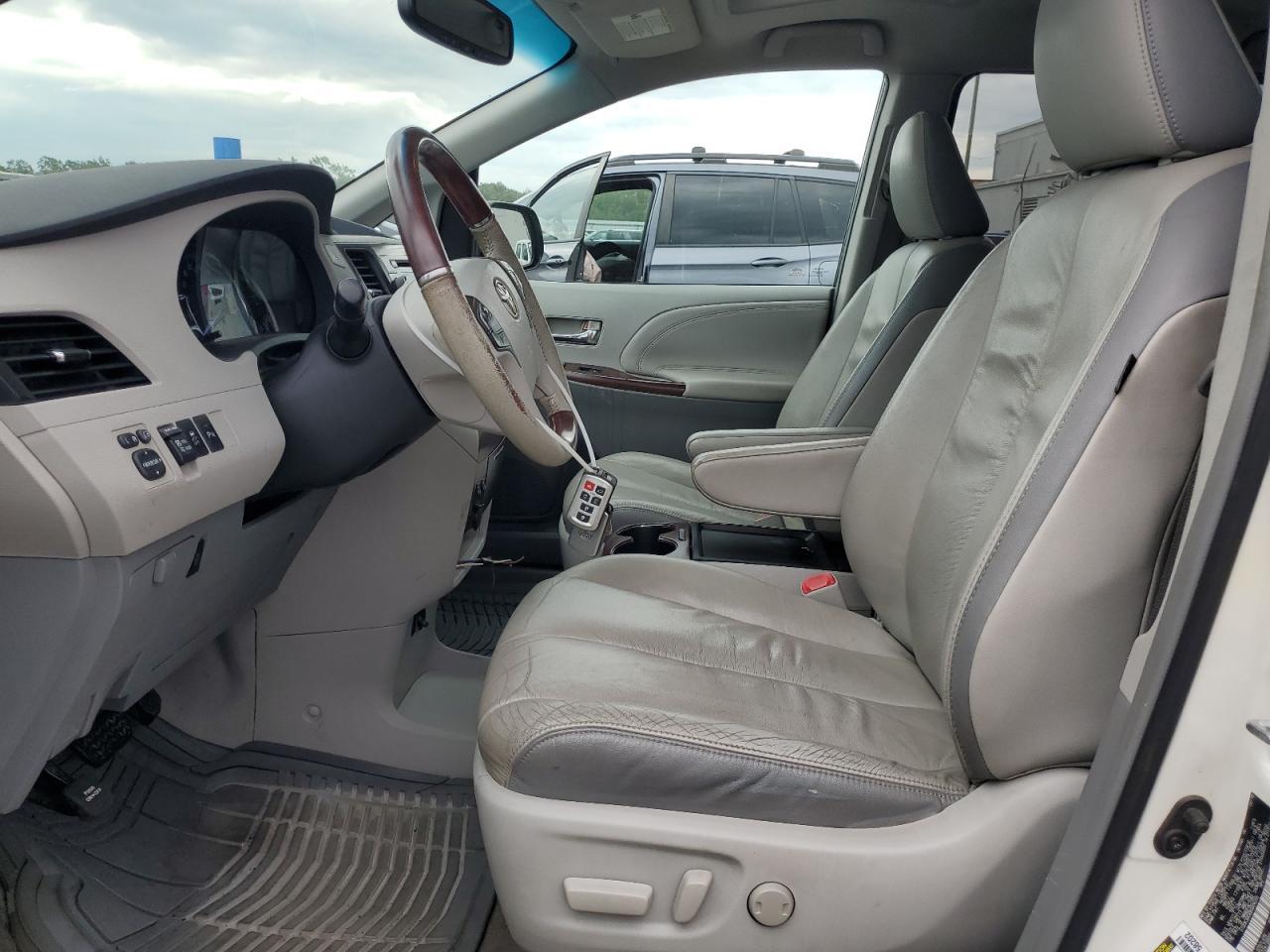 2011 TOYOTA SIENNA