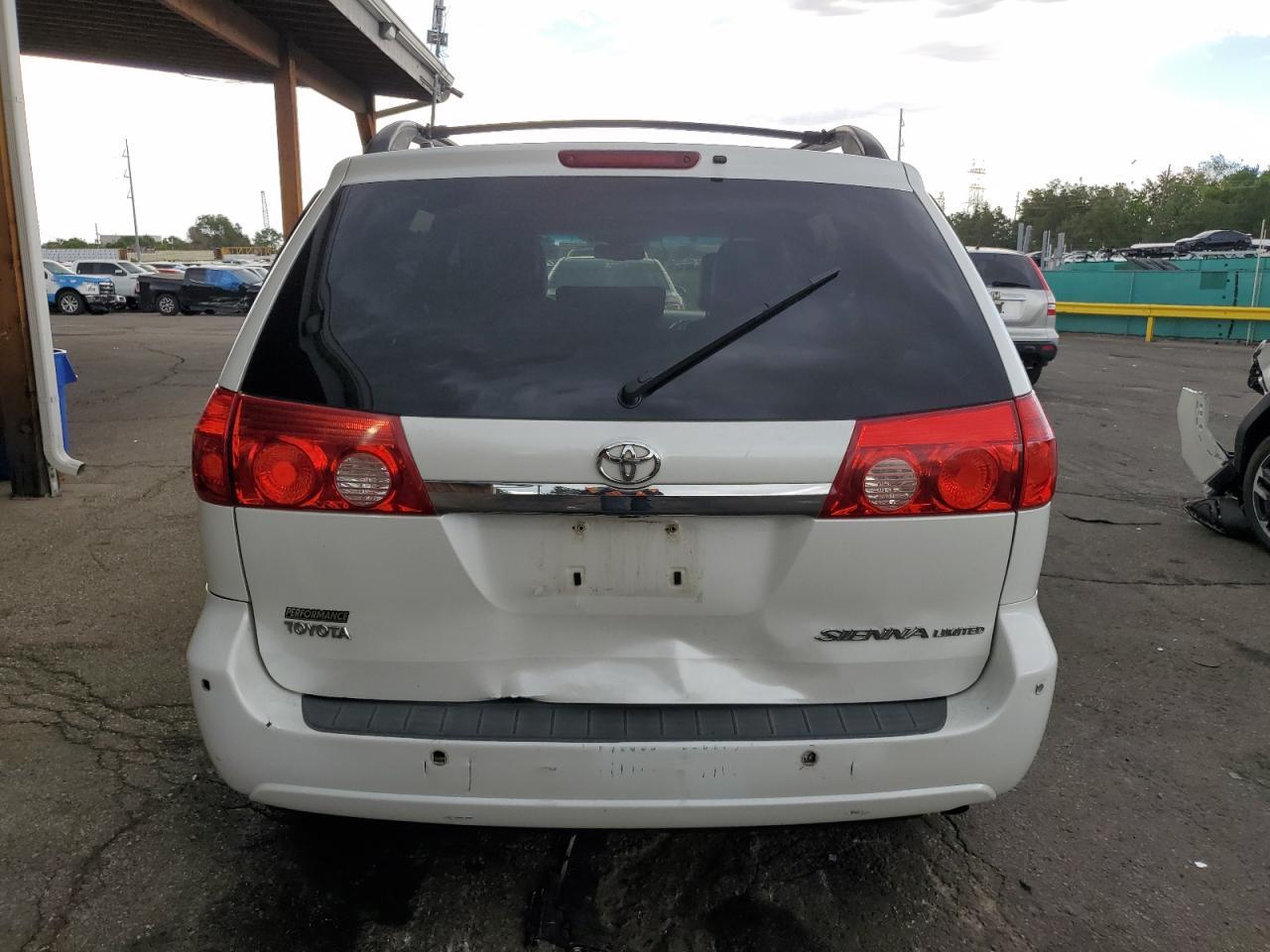 2009 TOYOTA SIENNA