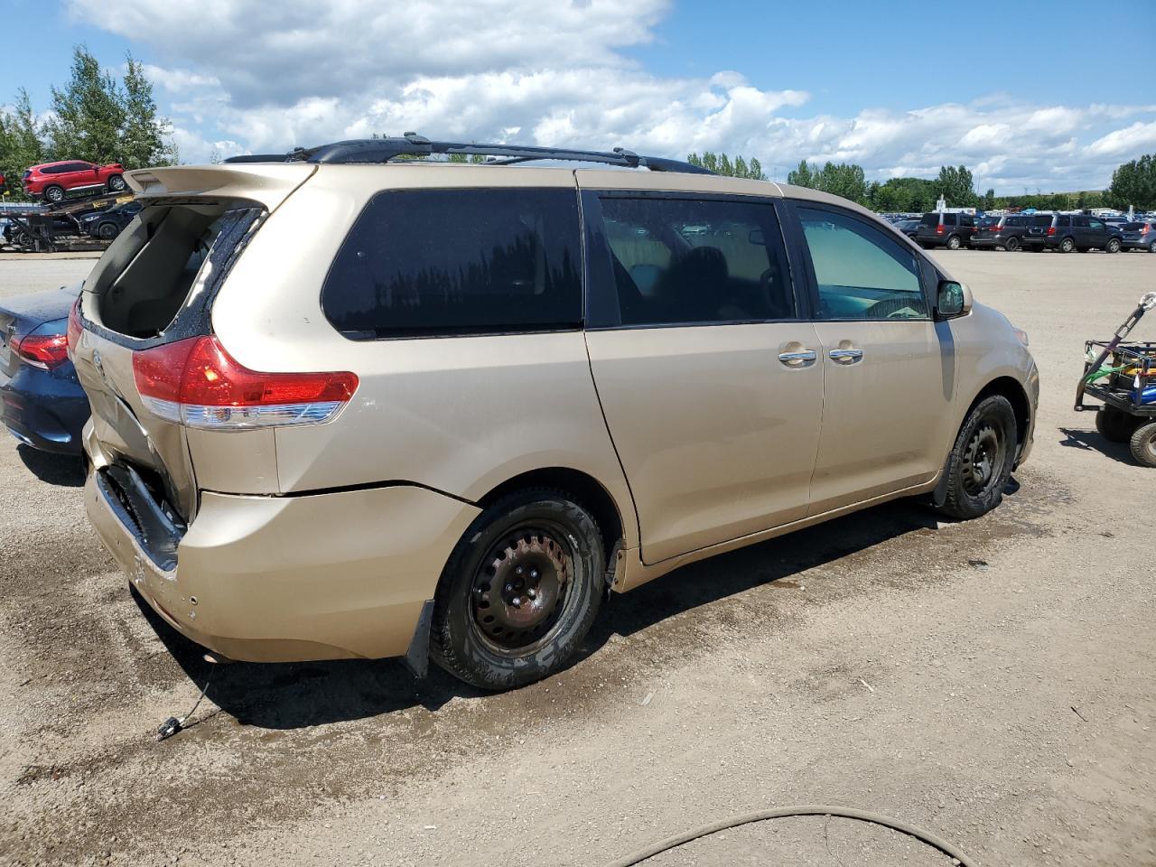 2012 TOYOTA SIENNA