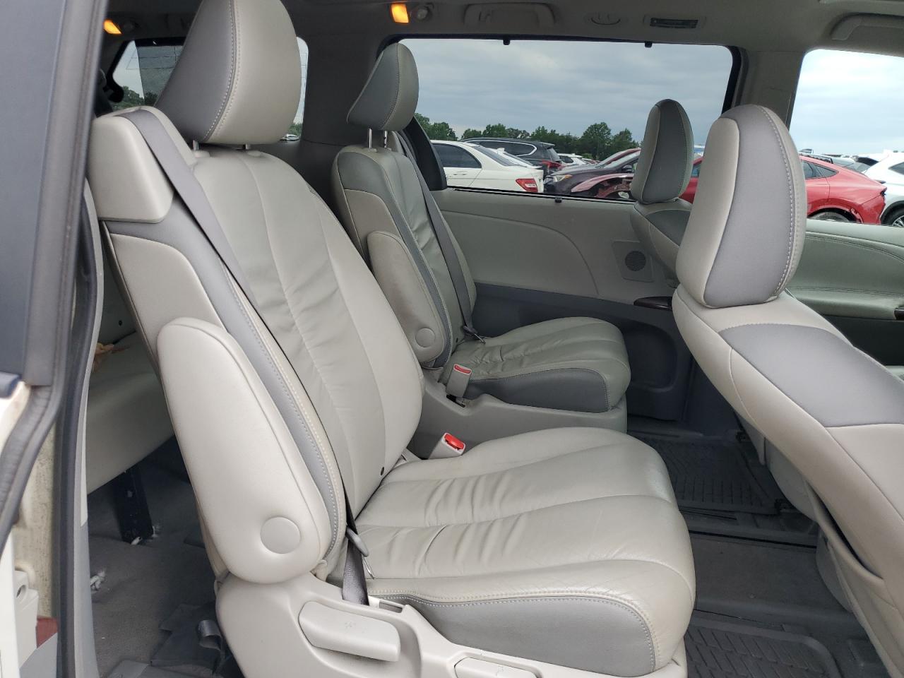 2011 TOYOTA SIENNA
