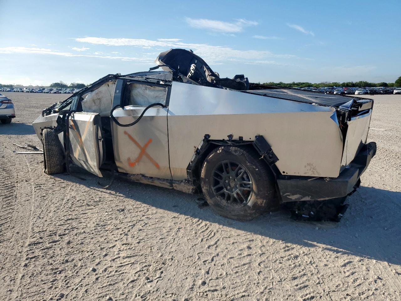 2025 TESLA Cybertruck