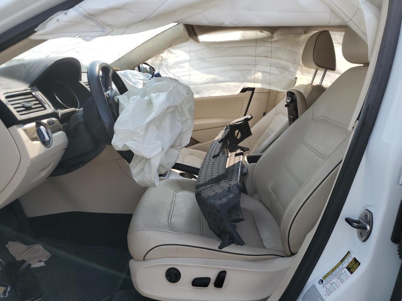 2016 VOLKSWAGEN Passat