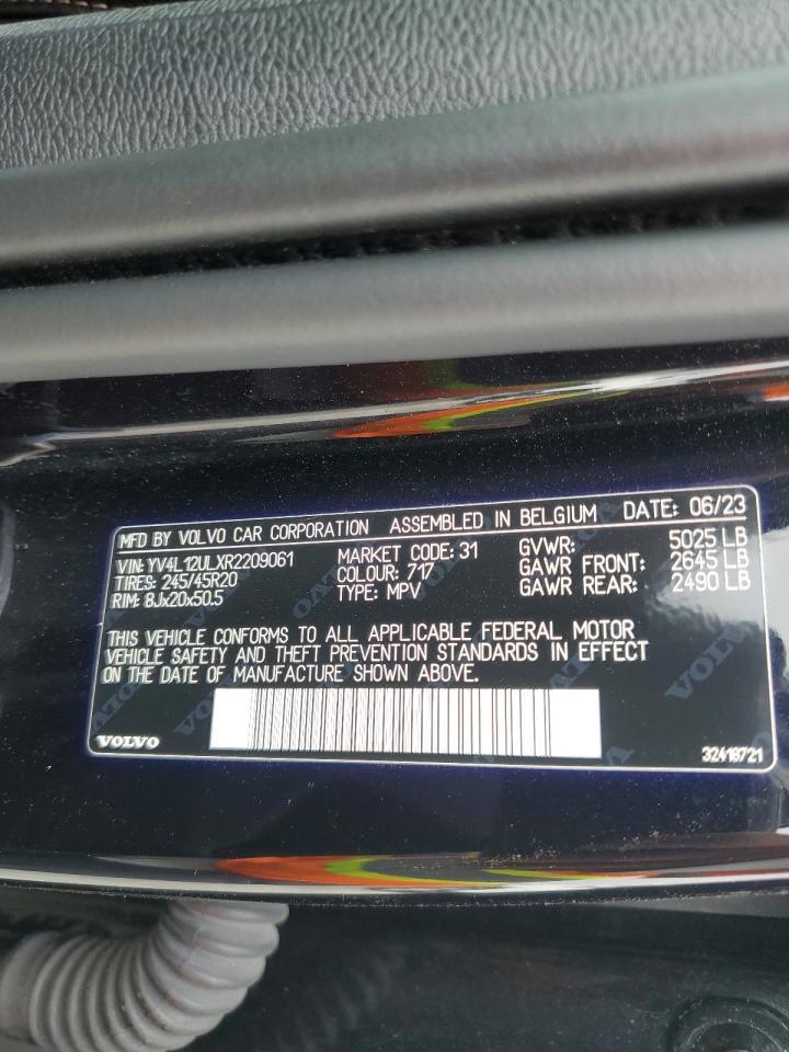 2024 VOLVO XC40