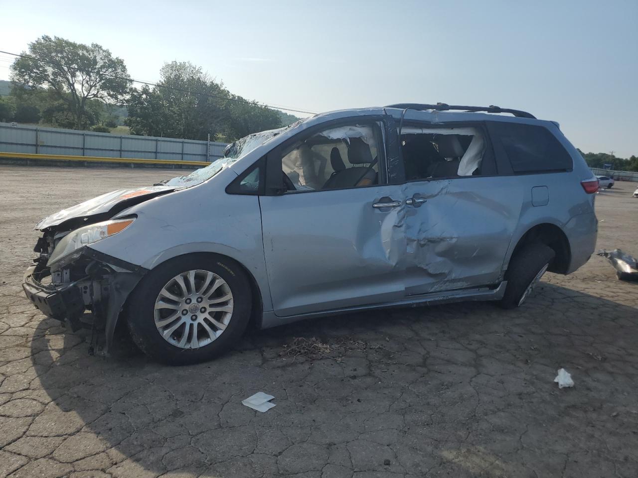 2015 TOYOTA SIENNA