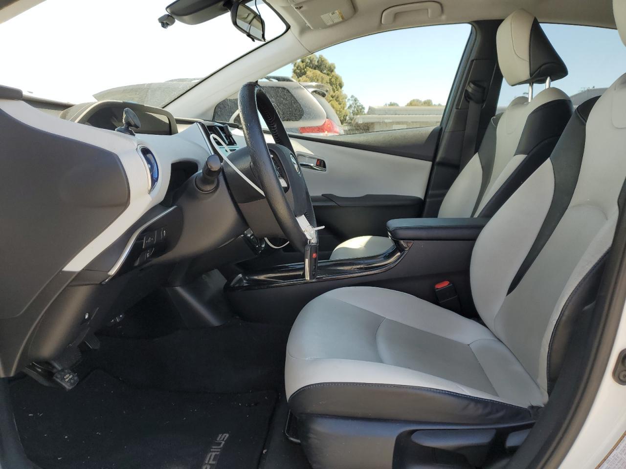 2016 TOYOTA PRIUS