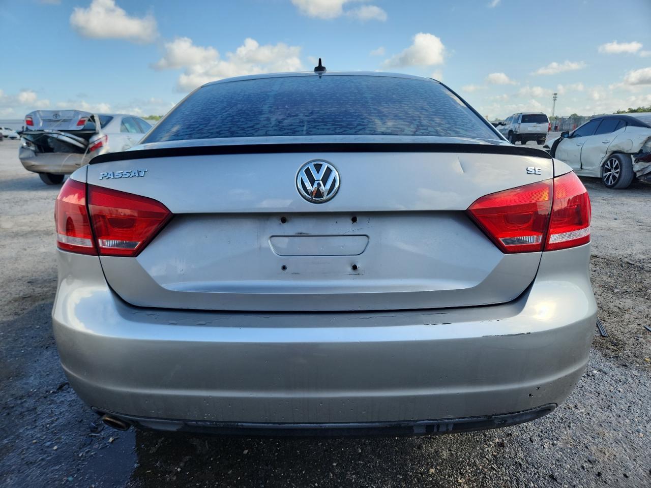 2012 VOLKSWAGEN Passat