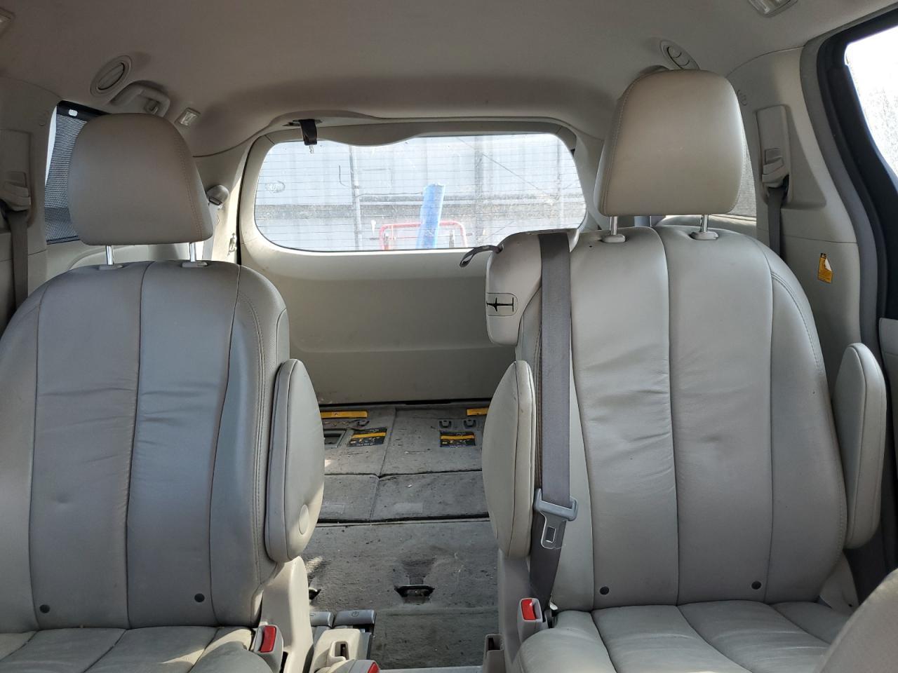 2011 TOYOTA SIENNA