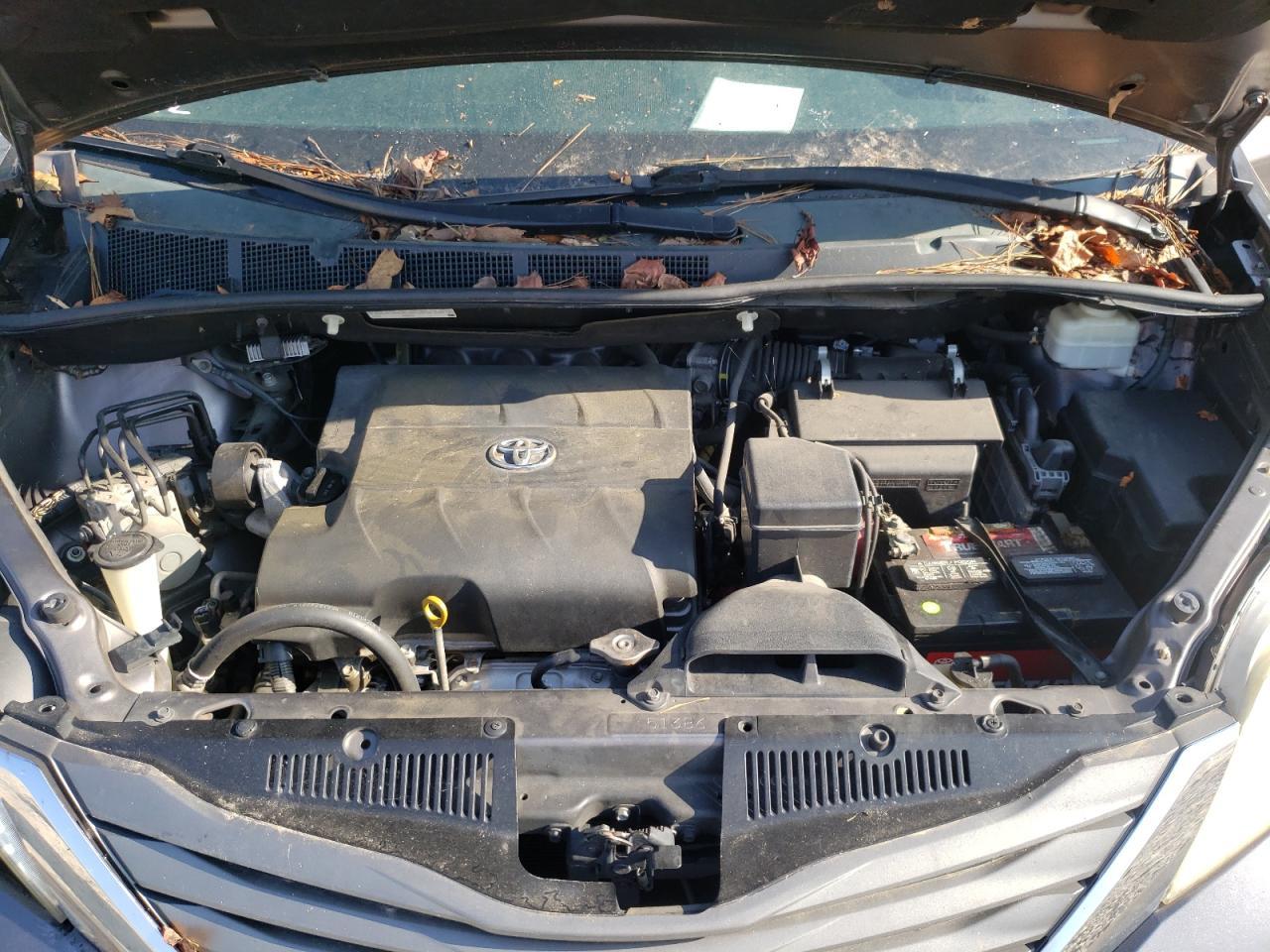 2012 TOYOTA SIENNA