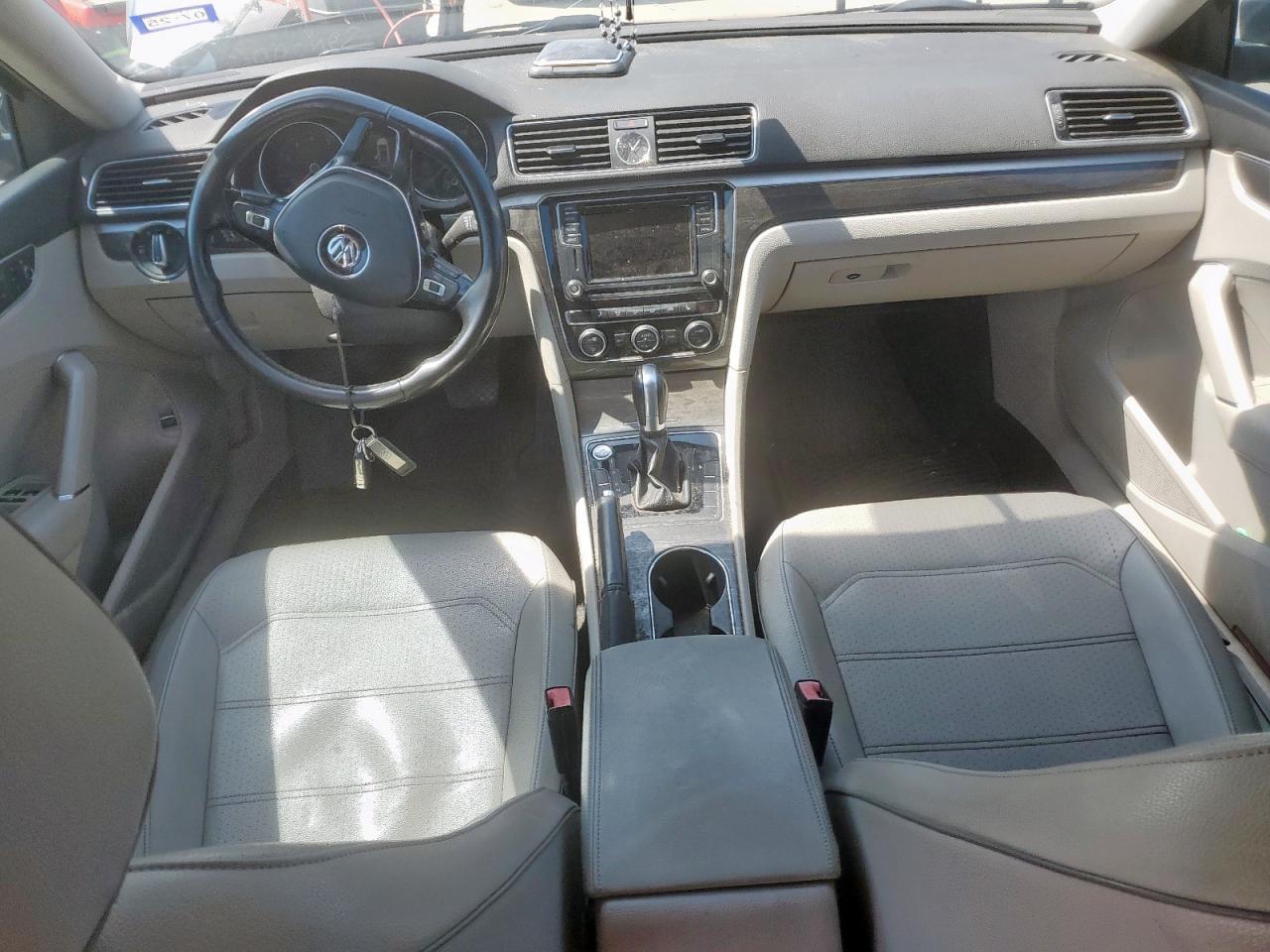 2017 VOLKSWAGEN Passat