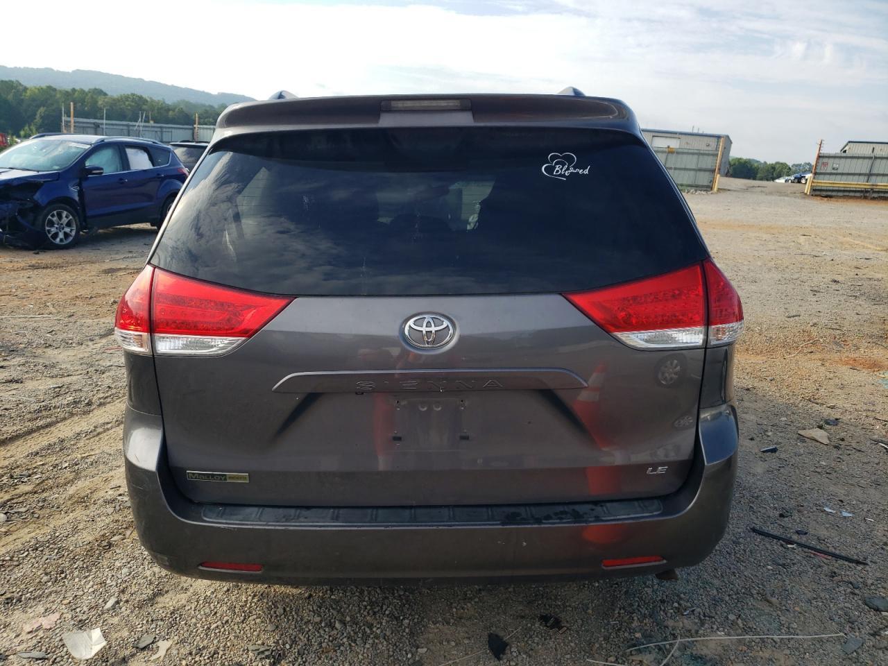 2011 TOYOTA SIENNA