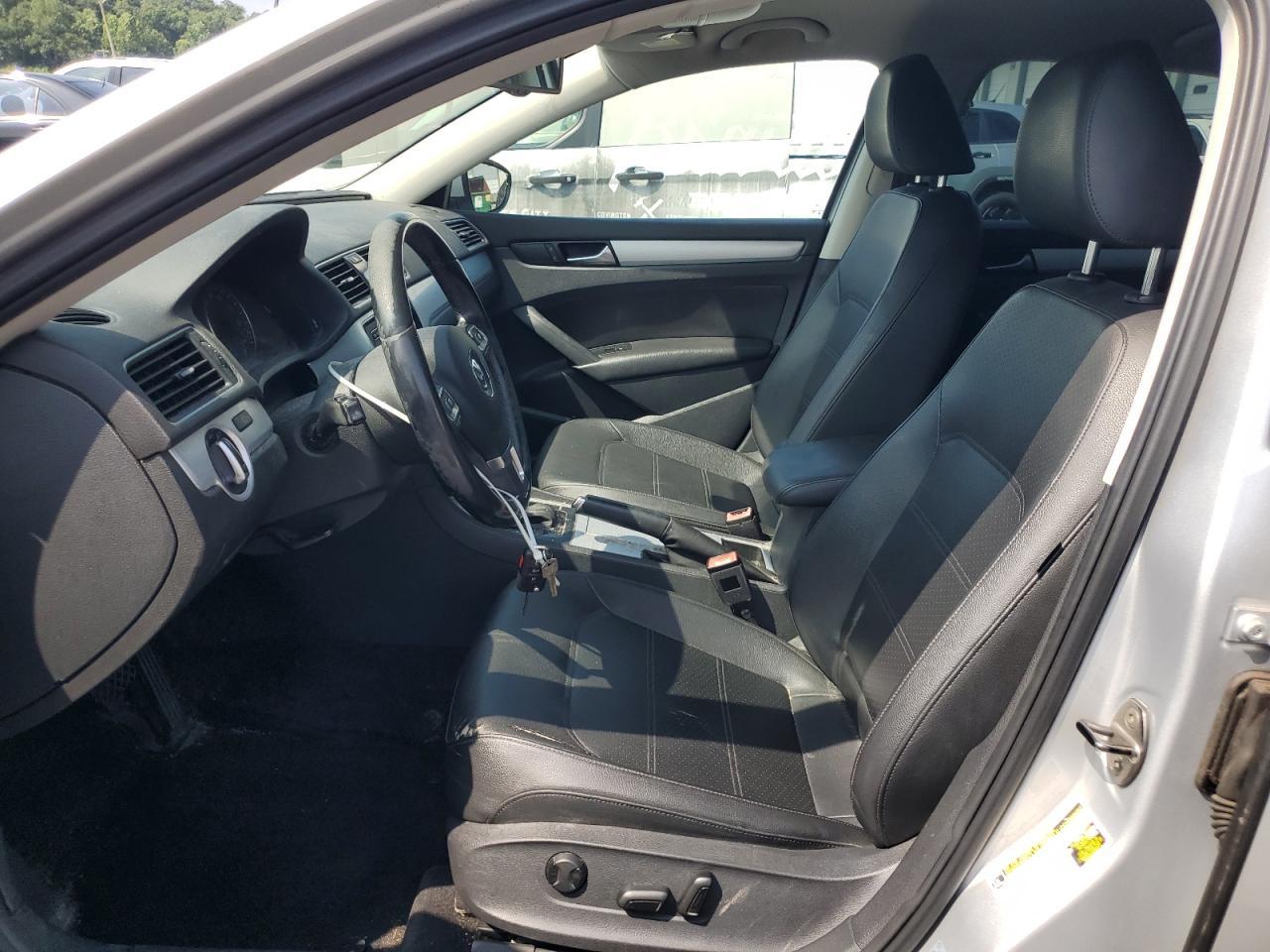 2012 VOLKSWAGEN Passat