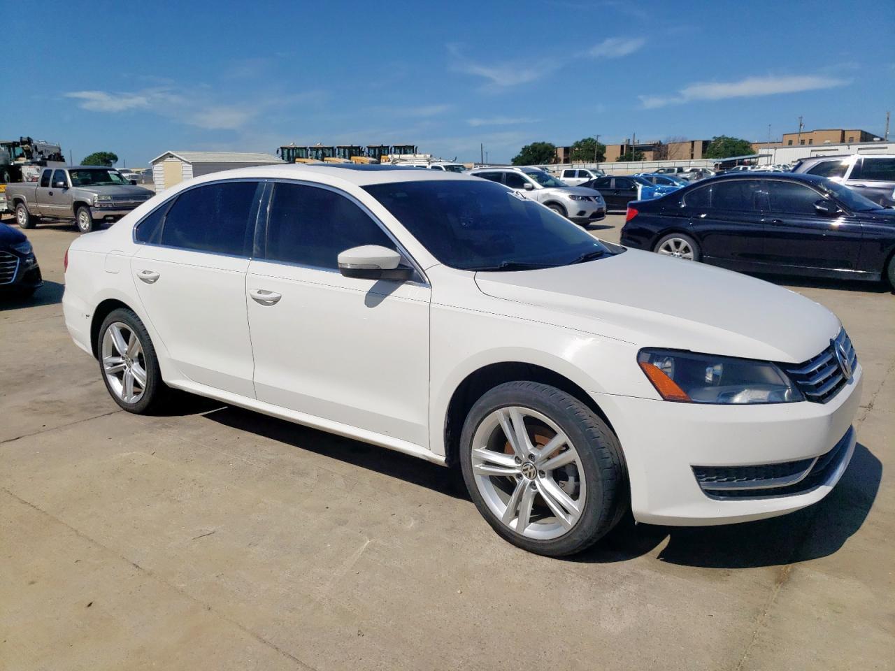2014 VOLKSWAGEN Passat