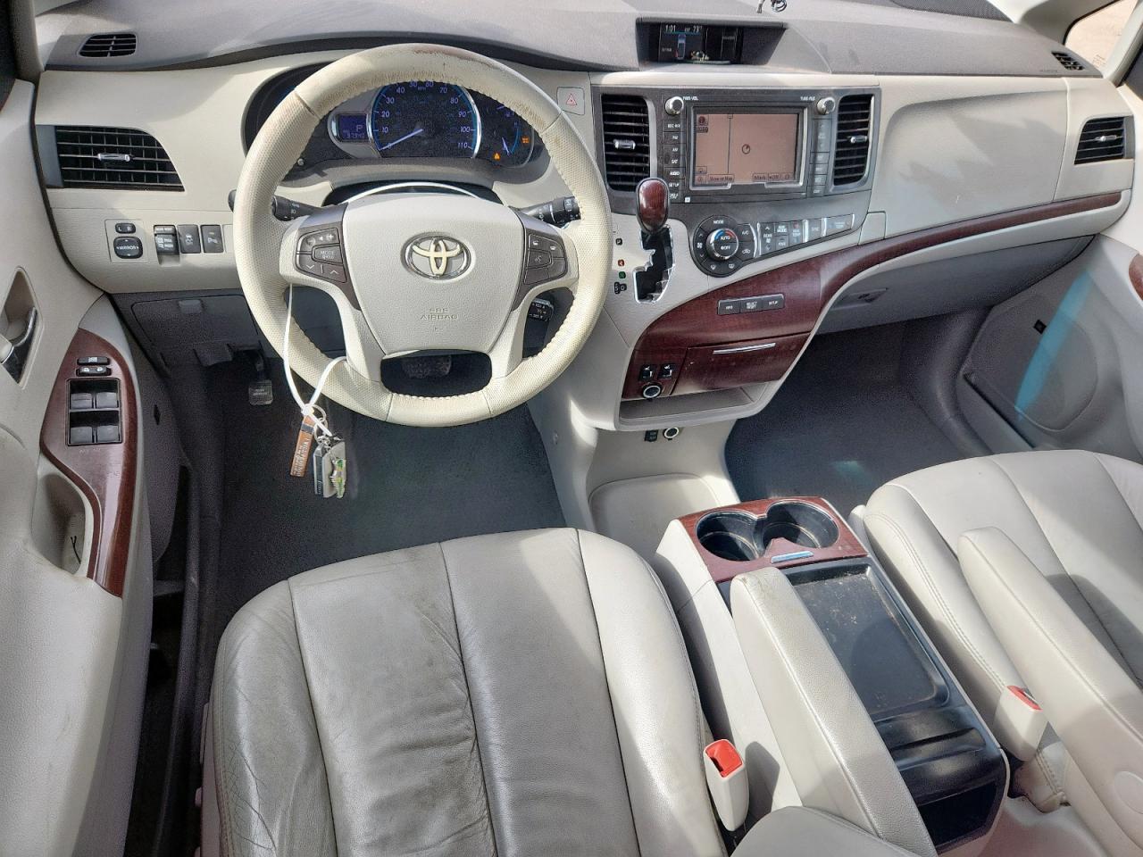 2011 TOYOTA SIENNA
