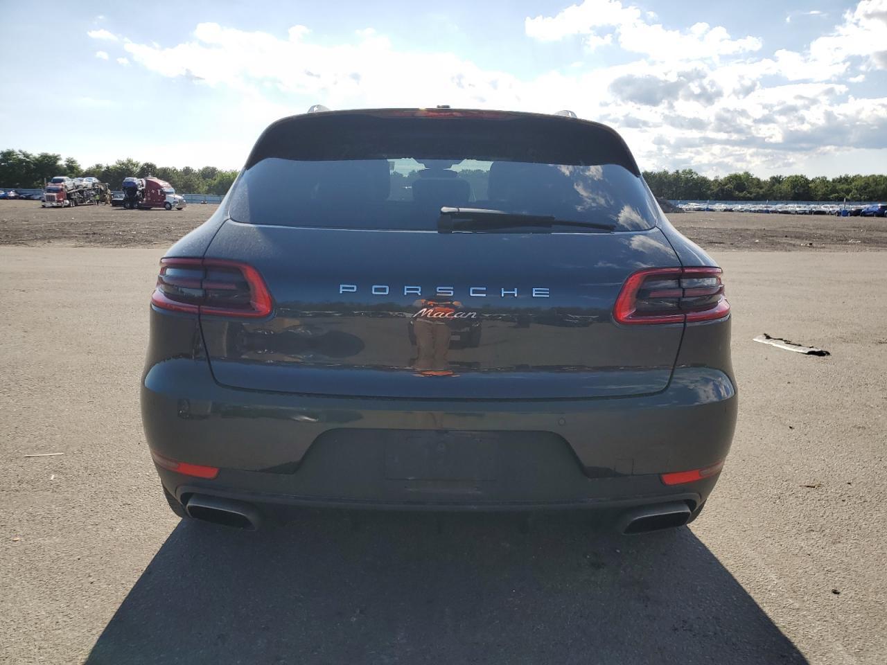 2018 PORSCHE Macan