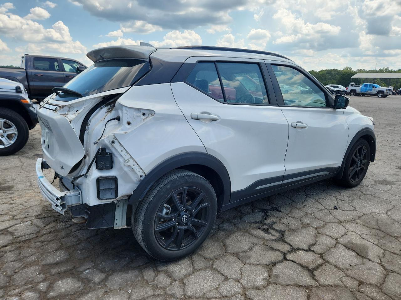 2023 NISSAN KICKS
