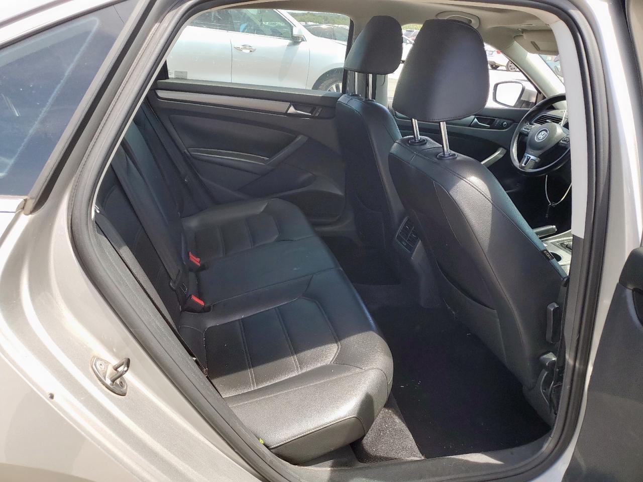 2014 VOLKSWAGEN Passat