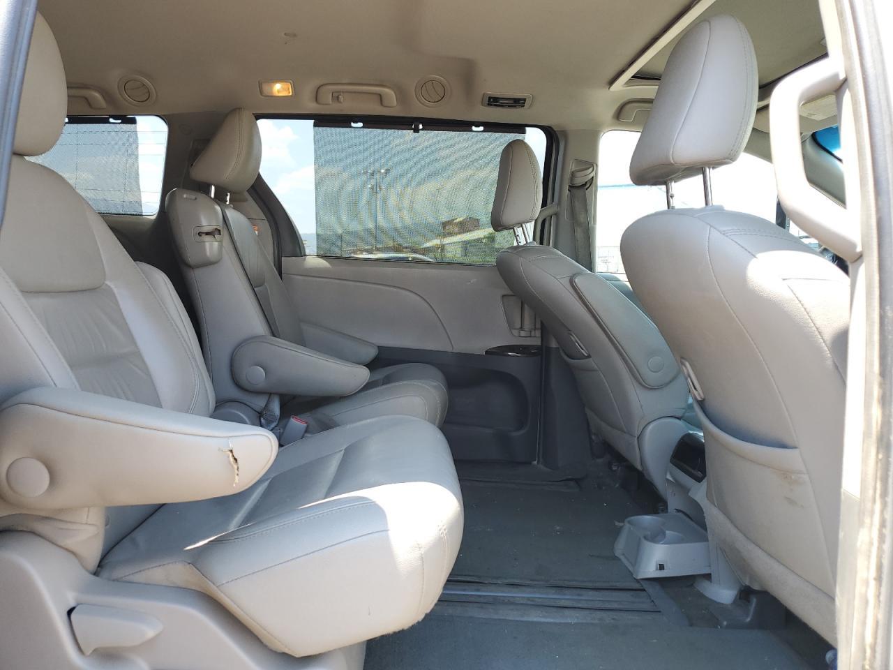 2017 TOYOTA SIENNA