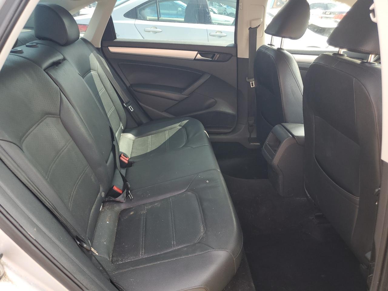 2012 VOLKSWAGEN Passat