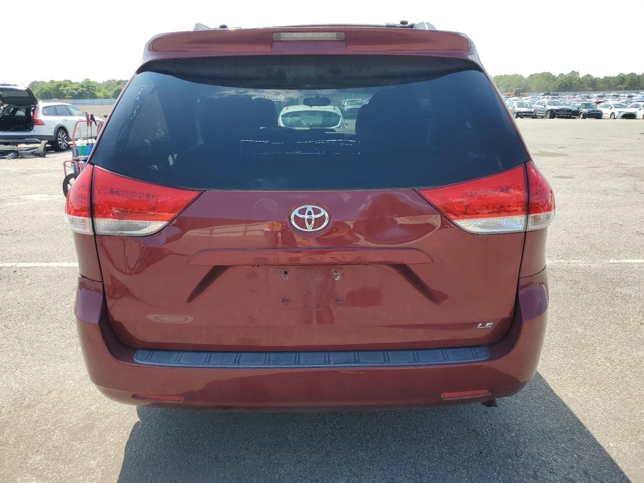 2011 TOYOTA SIENNA