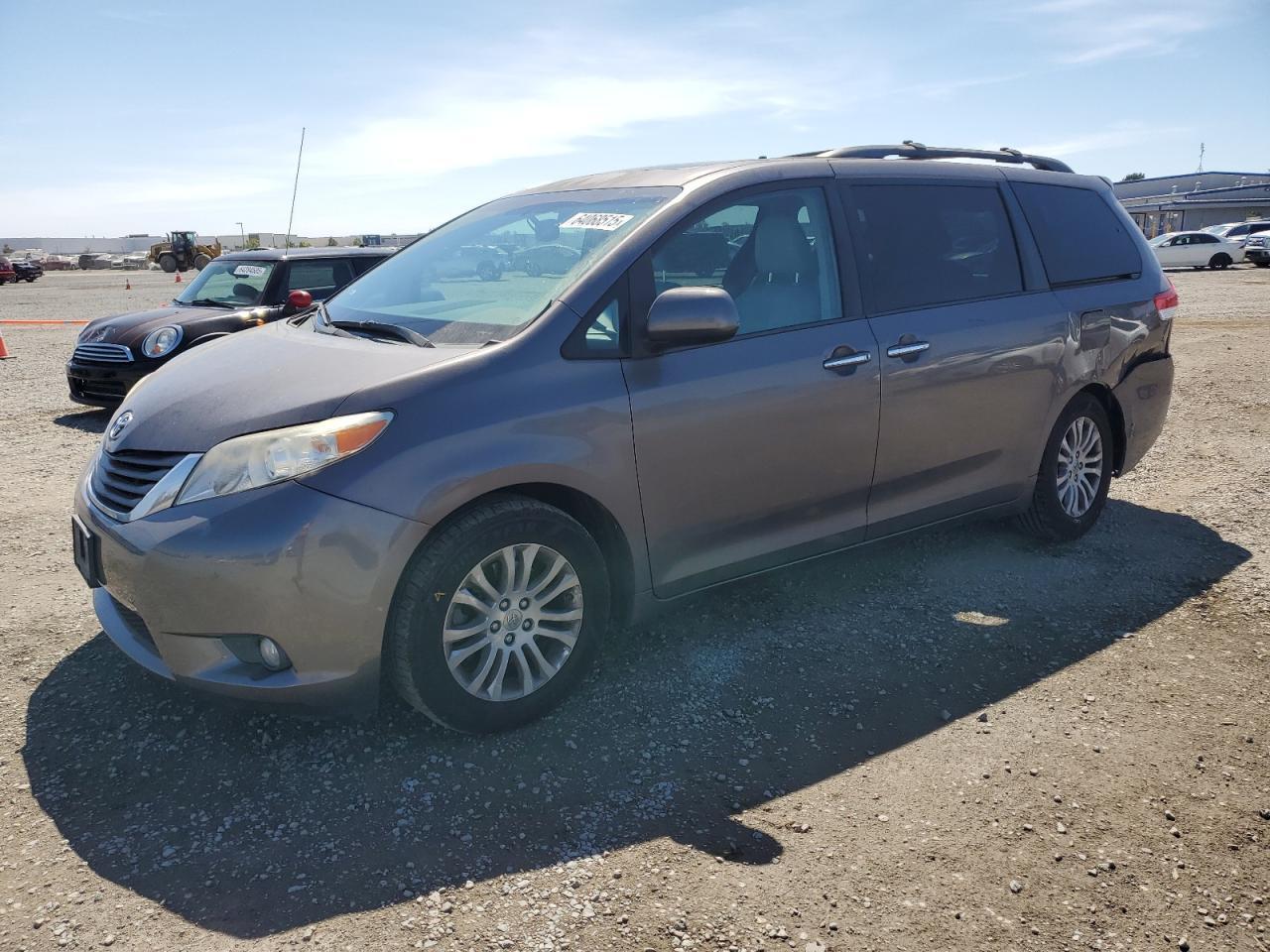 2013 TOYOTA SIENNA