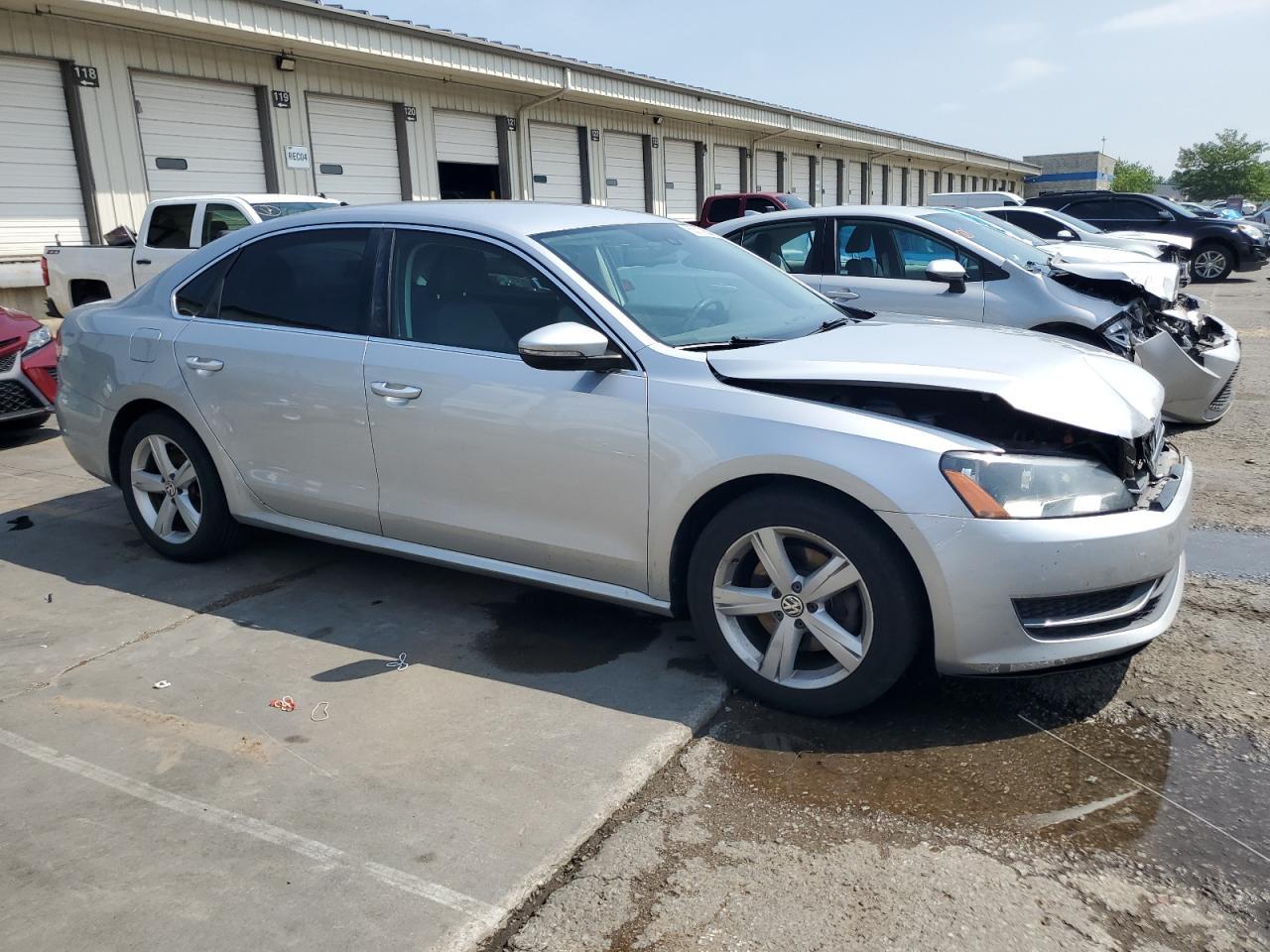 2012 VOLKSWAGEN Passat